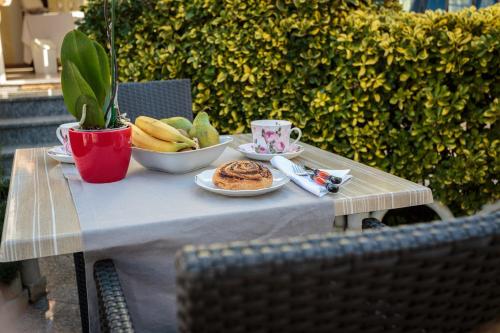 een tafel met een bord eten en een fruitschaal bij Apartments Dora in Medulin