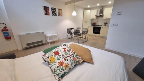 Η κουζίνα ή μικρή κουζίνα στο Il Rifugio Moderno next to Metro Anagnina, Free Parking and Wifi