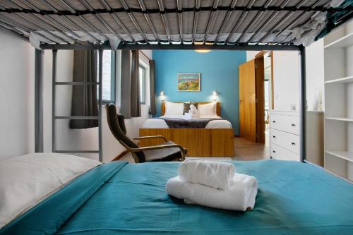 1 dormitorio con 1 cama con toallas. en The Wave House - Two Bedroom Flat, en Jardim do Mar