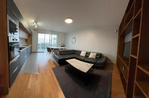 un salon avec un canapé et une table dans l'établissement 2 BR, 2 min walk to Metro, Gustave Roussy, parking, à Villejuif