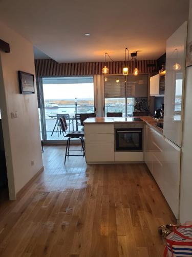 - une cuisine et une salle à manger avec vue sur l'océan dans l'établissement Grande studio vue mer proche embarcadère, à Quiberon