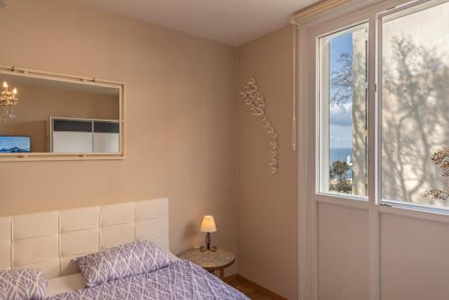 ザダルにあるApartment Oasis with Sea Viewのベッドと窓のある寝室