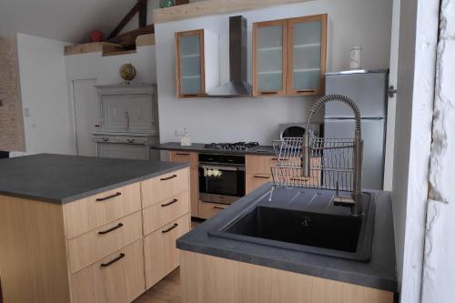 une cuisine avec un évier et une cuisinière dans l'établissement Nice T3 with Wifi near the harbor - 2 stars, à Saint-Martin-de-Ré