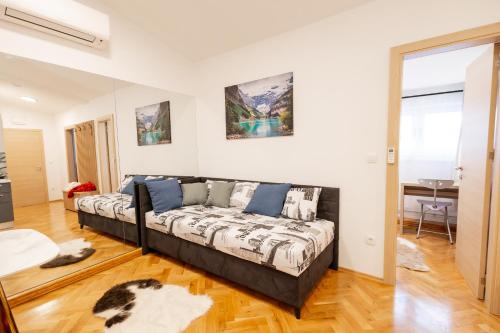 Χώρος καθιστικού στο Hozi House -4 cozy apartment's