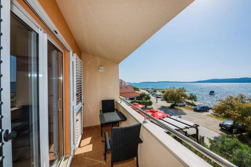 a balcony with a view of the water at Apartmani Savin in Brodarica