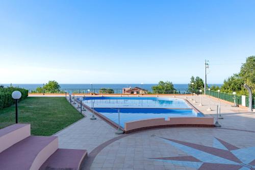 una piscina con el océano al fondo en Aranci 26 - YourPlace Abruzzo, en San Vito Chietino
