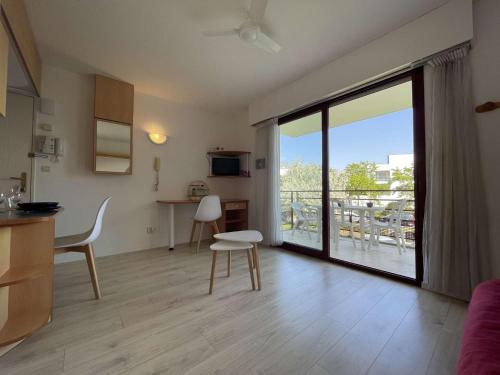 Il comprend une cuisine et un salon avec une grande porte coulissante en verre. dans l'établissement Appt Studio LA ROCHELLE - LR010-136, à La Rochelle