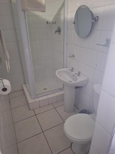 Koupelna v ubytování Gonubie Hotel