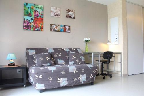 un salon avec un canapé et un bureau dans l'établissement Appt Studio LA ROCHELLE - LR040-311, à La Rochelle