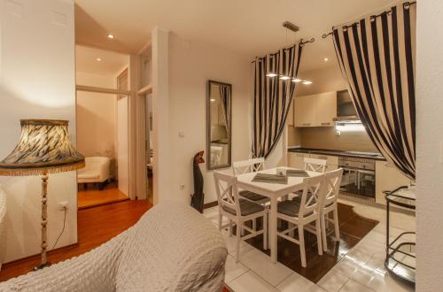 a living room with a table and a kitchen at B&B Apartments Coli Apatrman Viola Self check on the Ground floor in Bakar