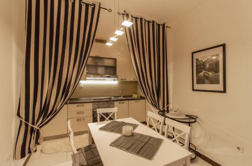 a kitchen with a table and chairs in a room at B&B Apartments Coli Apatrman Viola Self check on the Ground floor in Bakar