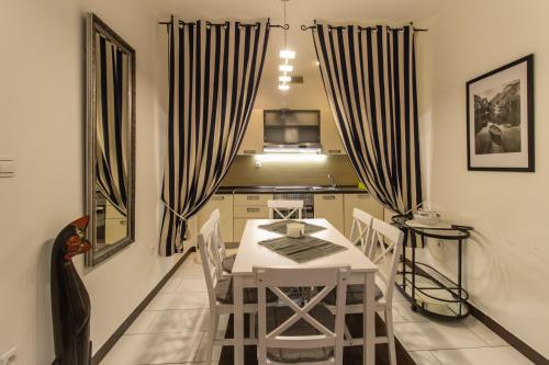 a dining room with a white table and chairs at B&B Apartments Coli Apatrman Viola Self check on the Ground floor in Bakar