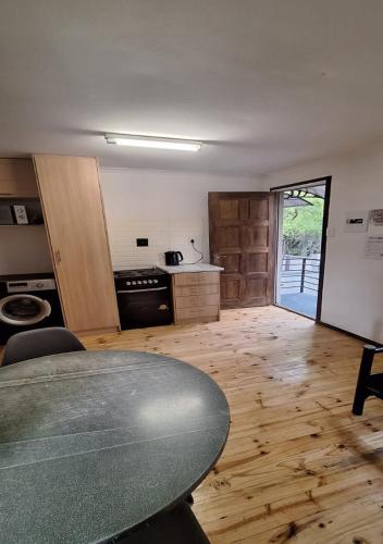 un soggiorno con tavolo e cucina di Jukskei Stay - Buffalo a Fourways