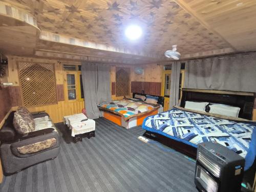 Ένα ή περισσότερα κρεβάτια σε δωμάτιο στο Dewan Guest House