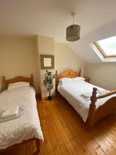 a bedroom with two twin beds and a window at Sunny Seaside Getaway in Portstewart