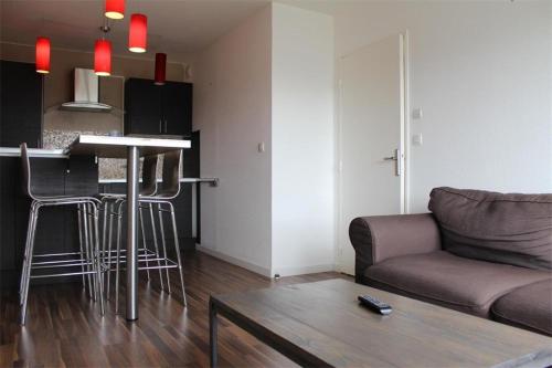 un salon avec un canapé et une table dans l'établissement Appt 2 pièces LA ROCHELLE - LR380-027, à La Rochelle