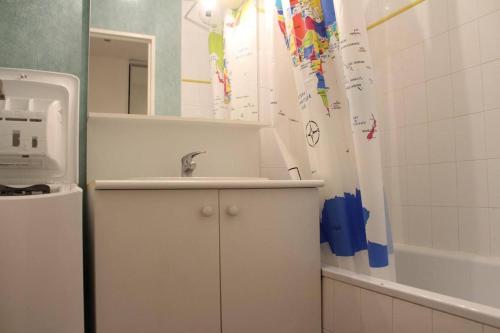 une salle de bain avec un lavabo et un rideau de douche dans l'établissement Appt 2 pièces LA ROCHELLE - LR380-027, à La Rochelle