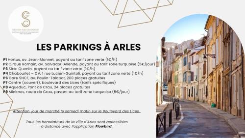 un prospectus pour une rue avec une arche et un bâtiment dans l'établissement Le Clos de l'Isle Arles, à Arles