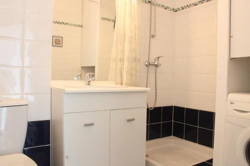 une salle de bain avec un lavabo et une douche dans l'établissement Appartement 2 pièces Chatelaillon - CL100-007, à Châtelaillon-Plage