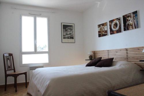 une chambre avec un grand lit blanc et une fenêtre dans l'établissement Appartement 2 pièces Chatelaillon - CL100-007, à Châtelaillon-Plage