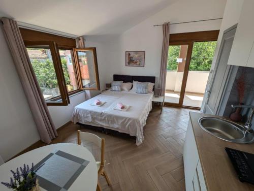 Un dormitorio con una cama y un lavabo en una habitación. en Marina Vista, en Pomer