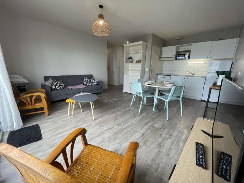 un salon avec un canapé et une table dans l'établissement Appt 3 pièces LA ROCHELLE - LR040-307, à La Rochelle
