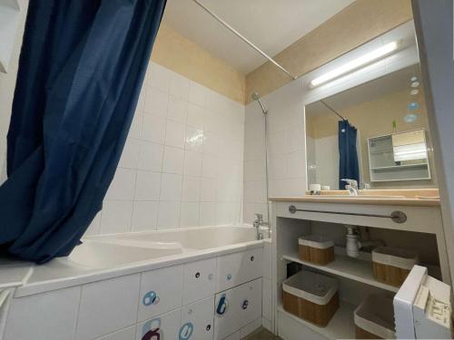 une salle de bain avec une baignoire, un lavabo et un miroir dans l'établissement Appt 3 pièces LA ROCHELLE - LR040-307, à La Rochelle