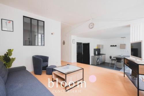 una sala de estar con un sofá y una mesa en Le Dom Place Stanislas appartement tout équipé pour 4 personnes, en Nancy
