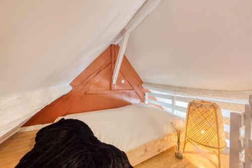 a small bedroom with a bed in a tent at Terracotta in Carrières-sous-Poissy