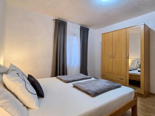 sypialnia z 2 łóżkami i komodą w obiekcie Apartment Dunato I w mieście Šilo