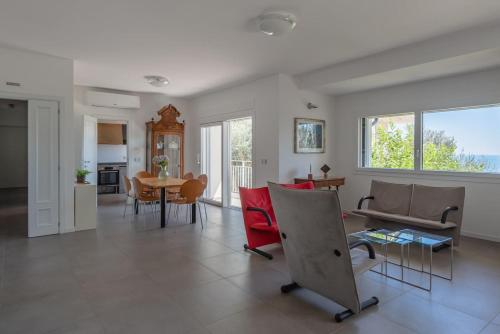 a living room with a table and chairs at Villa Elvise - YourPlace Abruzzo in Fossacesia
