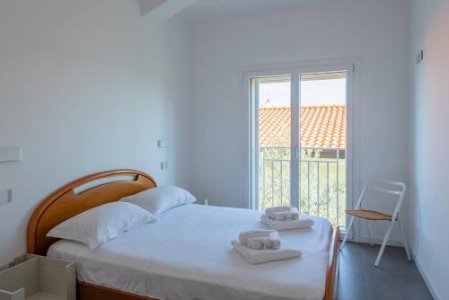 a bedroom with a bed with two towels on it at Villa Elvise - YourPlace Abruzzo in Fossacesia