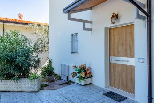 a white house with a wooden garage door at Villa Elvise - YourPlace Abruzzo in Fossacesia