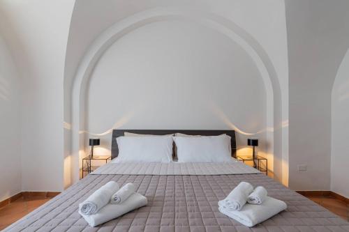 a bedroom with a bed with two towels on it at Villa Carulli - YourPlace Abruzzo in Villa Caldari