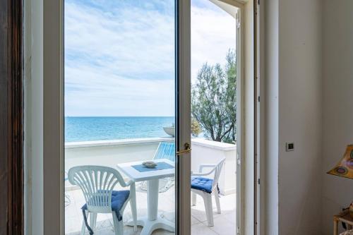 Vista generica sul mare o vista sul mare dall'interno della villa