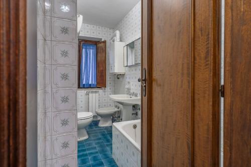 een badkamer met een bad, een wastafel en een toilet bij Via Roma 44 - YourPlace Abruzzo in Roccaraso