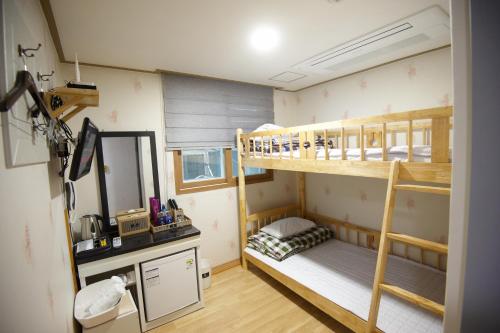 도르가 관광 호스텔 객실 이층 침대