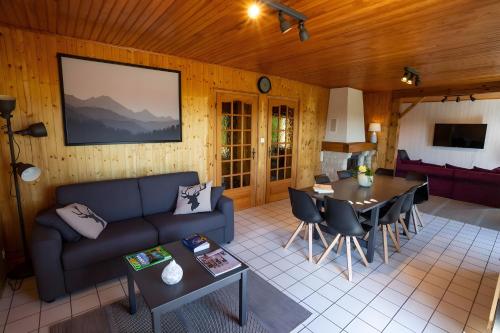 un salon avec un canapé et une table dans l'établissement Chalet Bellevue Vue exceptionnelle, à Basse-sur-le-Rupt