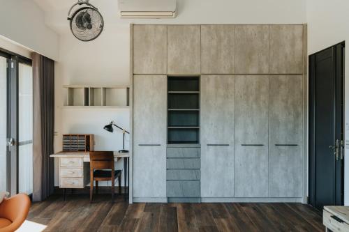 an office with a sliding door and a desk at Yanyu Yuchi BY REINDEER in Yuchi
