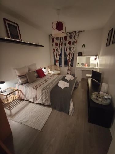 une chambre avec un lit et une table dedans dans l'établissement Appartement lumineux 70 m2 proche centre, à Brest