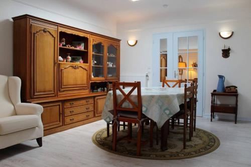 une salle à manger avec une table et quelques chaises dans l'établissement Maison 3 pièces 5 couchages Saint Trojan Les Bains STO000-045, à Saint-Trojan-les-Bains