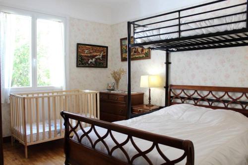 - une chambre avec un lit à baldaquin et un lit bébé dans l'établissement Maison 3 pièces 5 couchages Saint Trojan Les Bains STO000-045, à Saint-Trojan-les-Bains