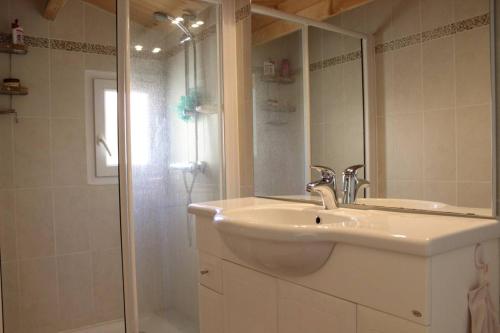 une salle de bain avec un lavabo et une douche dans l'établissement Maison 3 pièces 5 couchages Saint Trojan Les Bains STO000-045, à Saint-Trojan-les-Bains