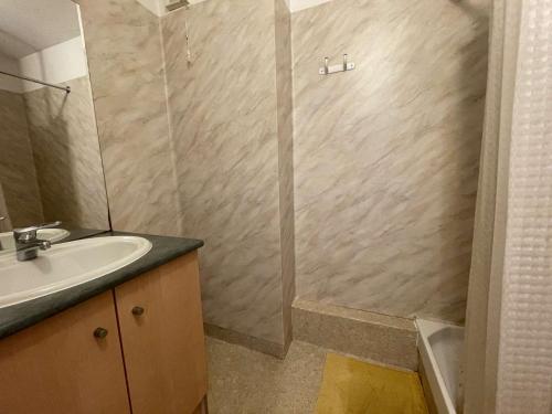 Salle de bains dans l'établissement Appt 3 pièces LA ROCHELLE - LR030-D223