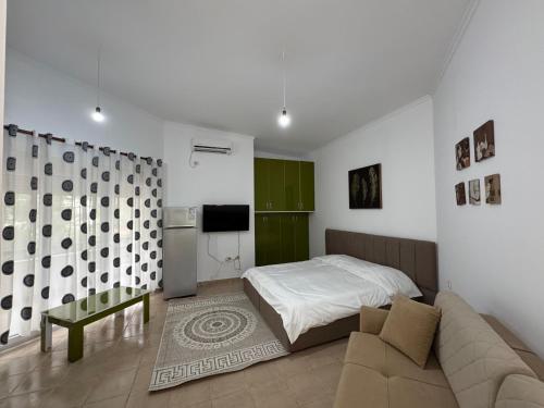 a living room with a bed and a couch at Machiavelli Apartments Lura 1 in Draçi