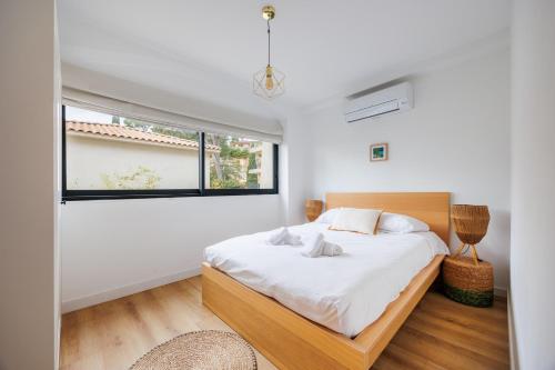 une chambre avec un lit et une grande fenêtre dans l'établissement Osmoz En Vau - clim par Dodo à Cassis, à Cassis