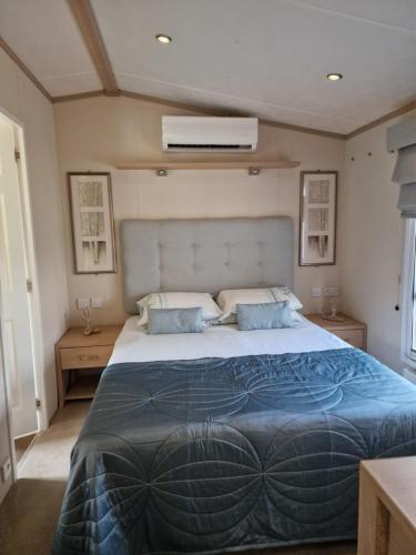 - une chambre avec un grand lit dans une maison dans l'établissement Lodge 1, à Rives