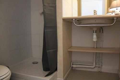 une salle de bain avec une douche, un lavabo et des toilettes dans l'établissement Appt Studio cabine LA ROCHELLE - LR040-105, à La Rochelle