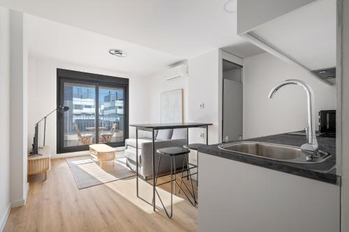 eine Küche mit Spüle und Arbeitsplatte in der Unterkunft apartamentos con piscina de invierno y garaje ALQUILER TEMPORAL in San Sebastián de los Reyes