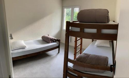 Postel nebo postele na pokoji v ubytování maison 2 chambres Domaine Du Lac avec bain nordique